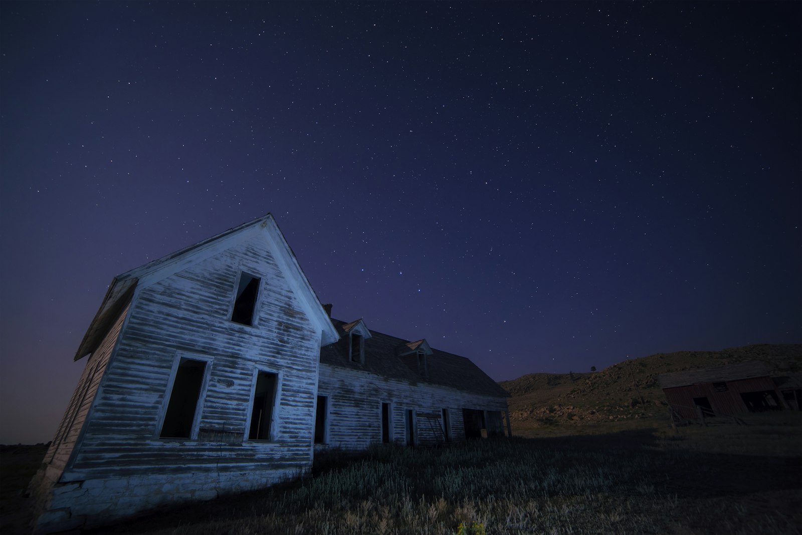 Nikon D800 + Samyang 14mm F2.8 ED AS IF UMC sample photo. House on field under photography