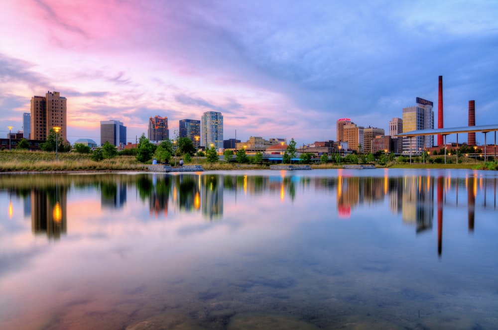 fotografia de paisagem da paisagem urbana por água