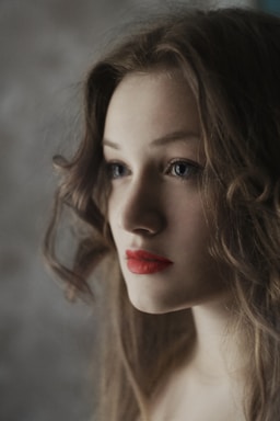portrait photography,how to photograph soft curls; woman blonde hair and red lipstick