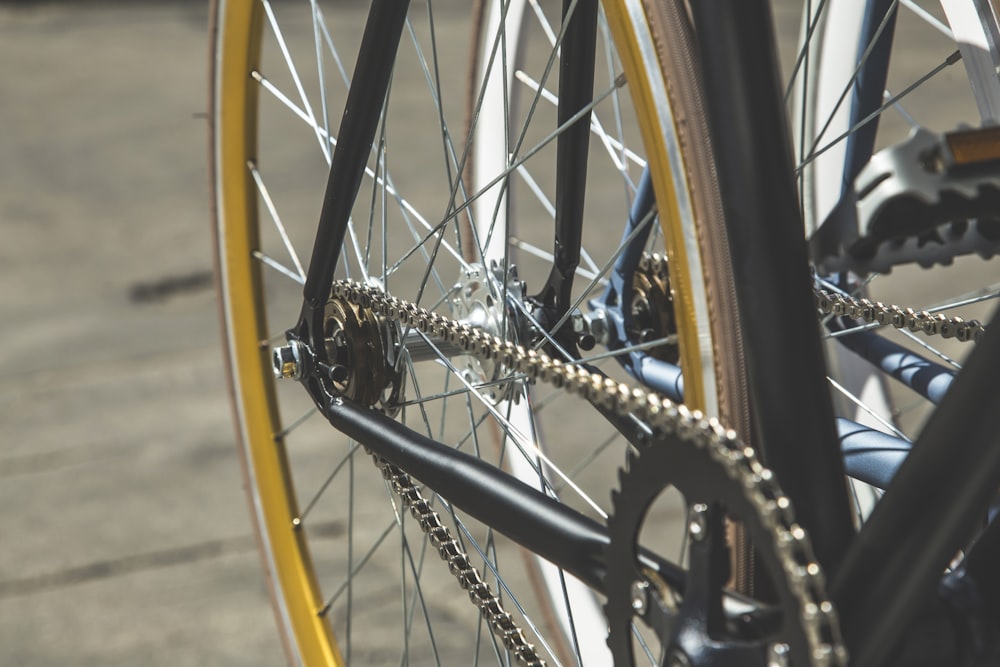 rueda de bicicleta negra con neumático