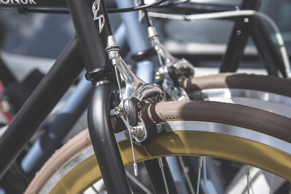 roue de vélo noire et marron