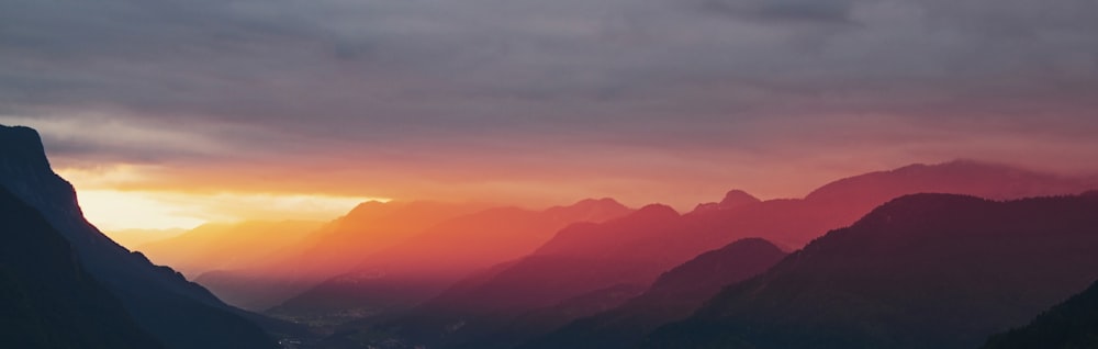 ゴールデンアワーの山々の風景写真