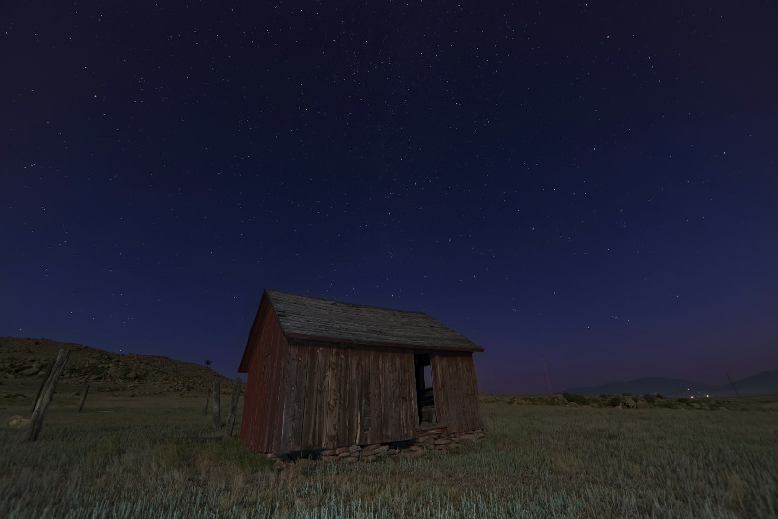 Nikon D800 + Samyang 14mm F2.8 ED AS IF UMC sample photo. Brown wooden shed on photography