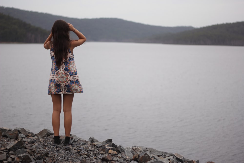 donna in piedi vicino all'acqua