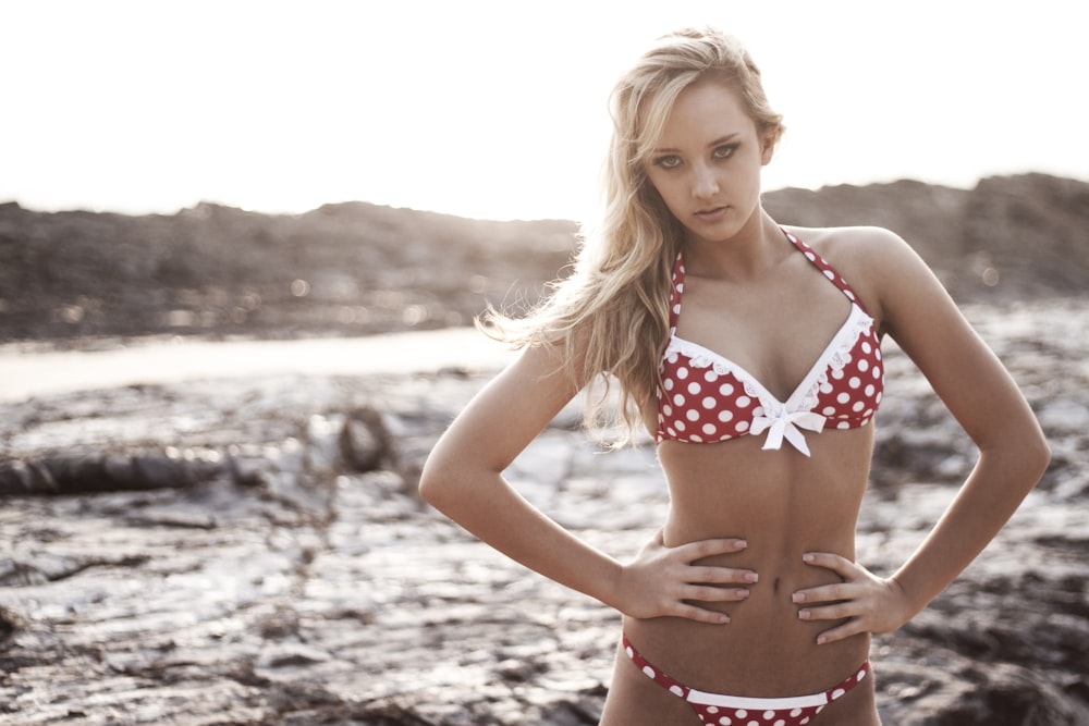 photo de mise au point sélective d’une femme portant un bikini blanc et rouge