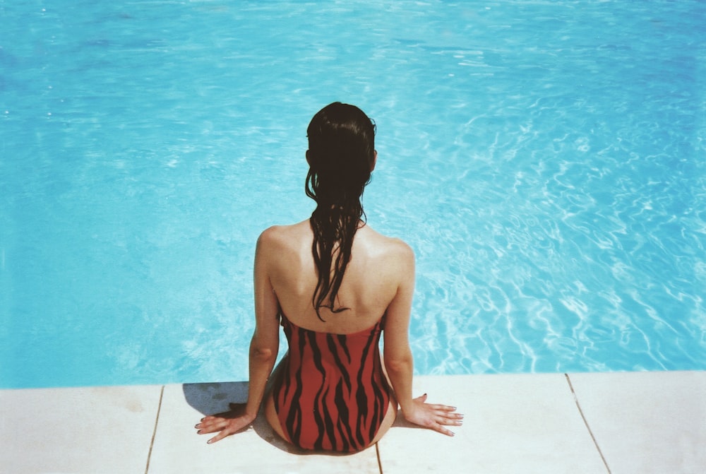 Femme portant un monokini noir et rouge