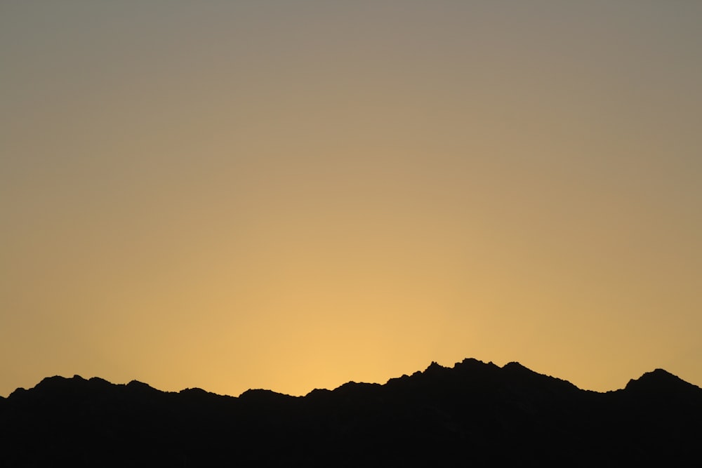 Silhouette von Bergen mit Sonnenaufgangshintergrund