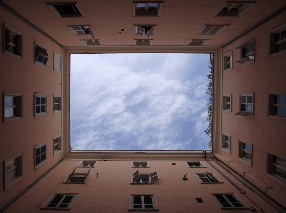 Vue des vers sur les bâtiments pendant la journée