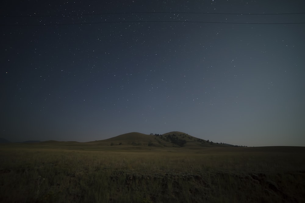 夜明けの灰色の山