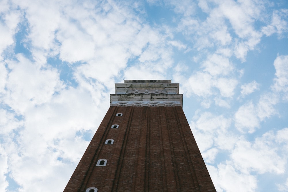 fotografia ad angolo basso dell'edificio dipinto di marrone