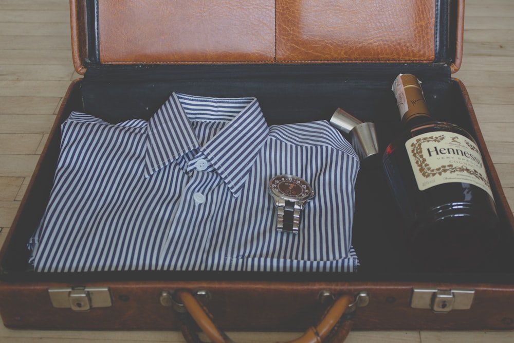 Uhr, Whiskyflasche und Sportscheiße im Koffer