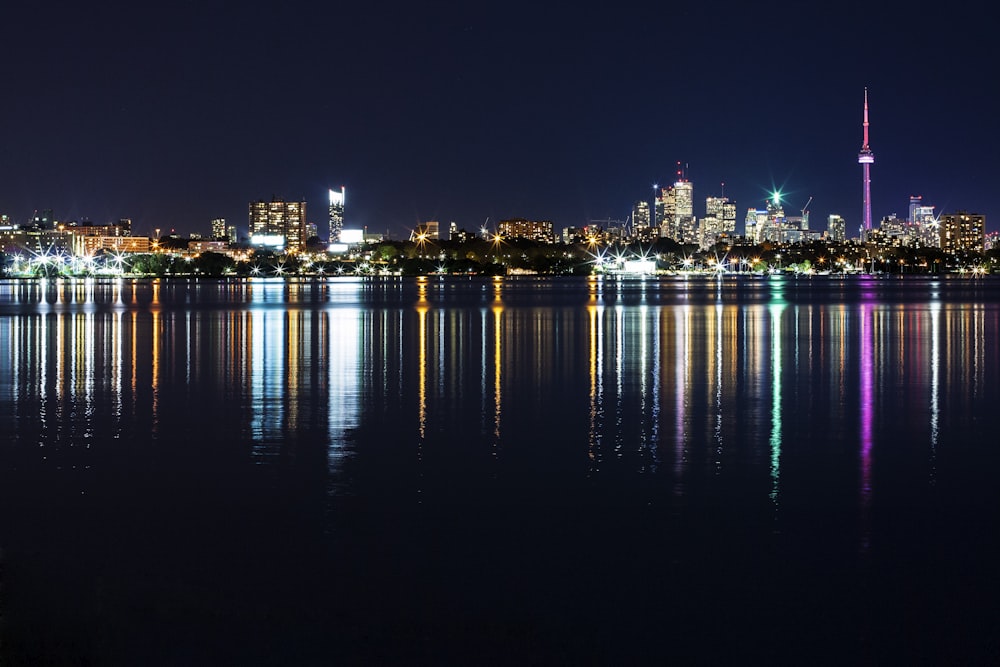 Vista distante dos edifícios da cidade durante o dia