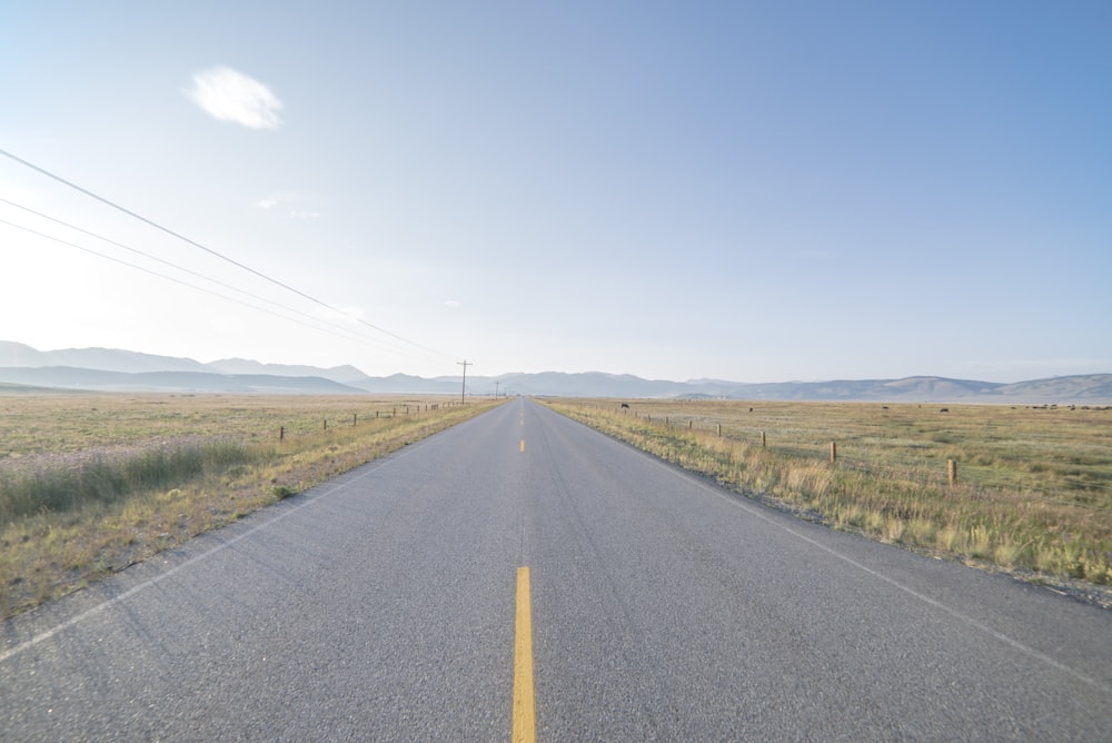 Carretera entre campos de hierba