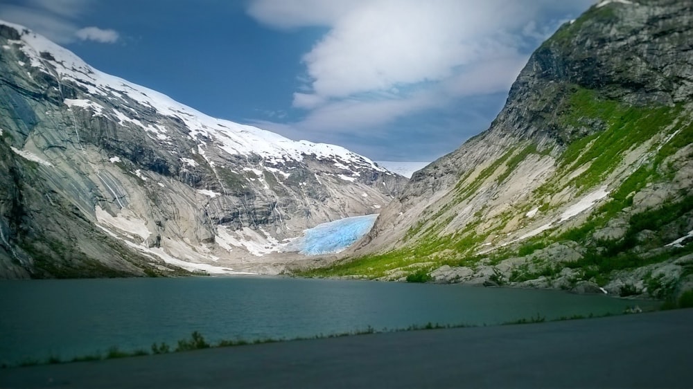 chaînes de montagnes avec plan d’eau au milieu