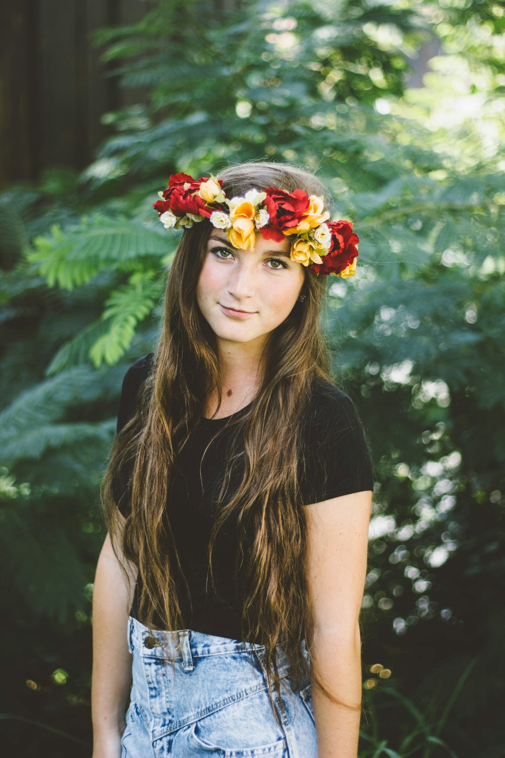 foto de foco raso da mulher usando a faixa de cabeça floral