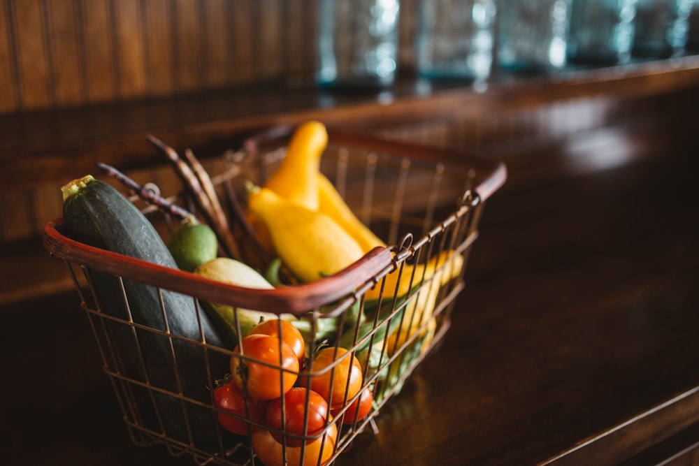 Photographie sélective des légumes dans le panier