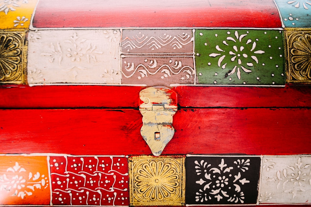 Cassettone in legno antico