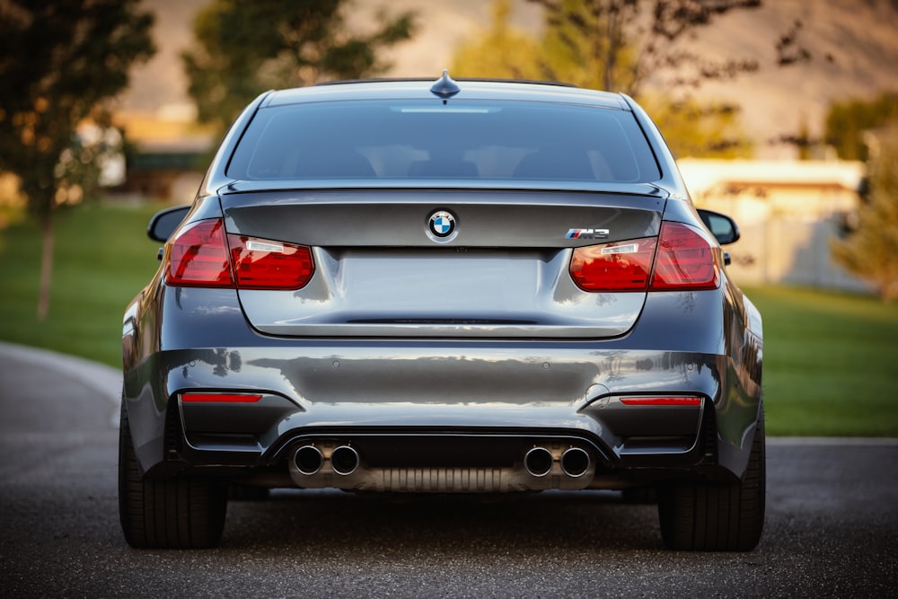 회색 BMW 자동차