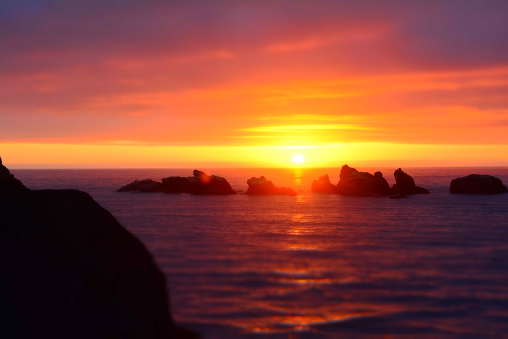 Felsen auf dem Meer bei Sonnenuntergang