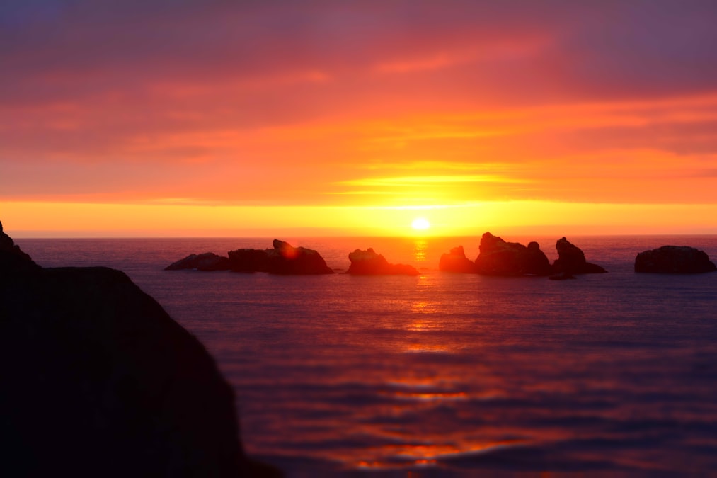夕暮れ時の海の岩（イメージ）