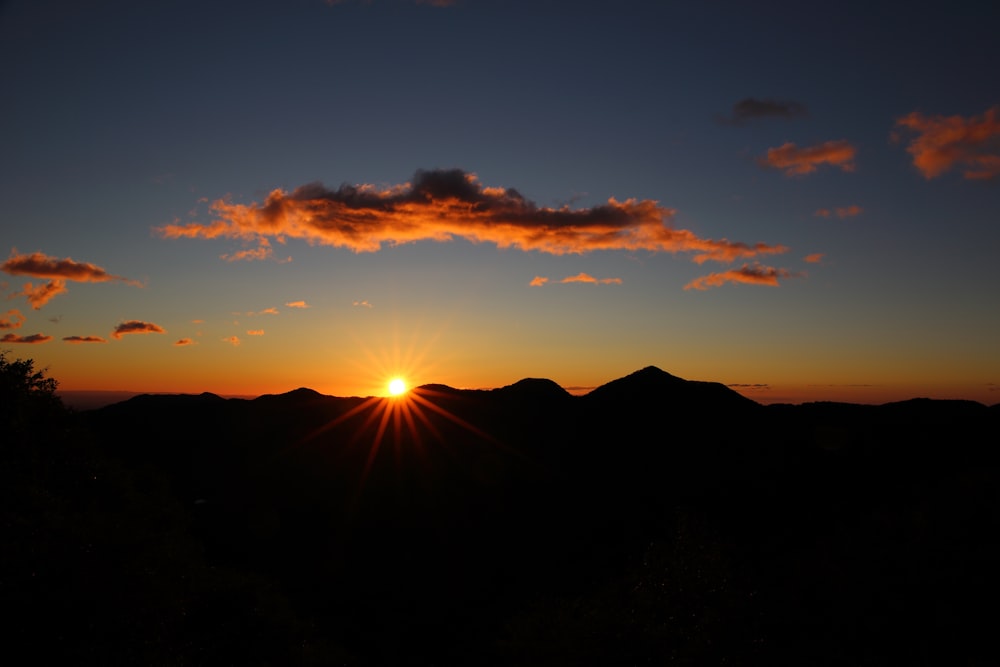 夕暮れ時の山