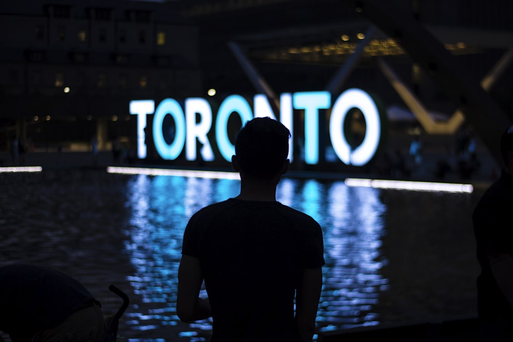 Mann blickt auf Toronto LED-Beschilderung