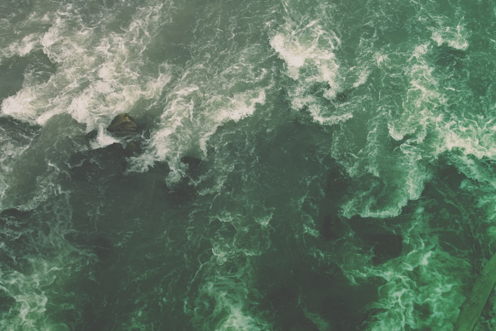 Photographie de vue aérienne des vagues de l’océan pendant la journée