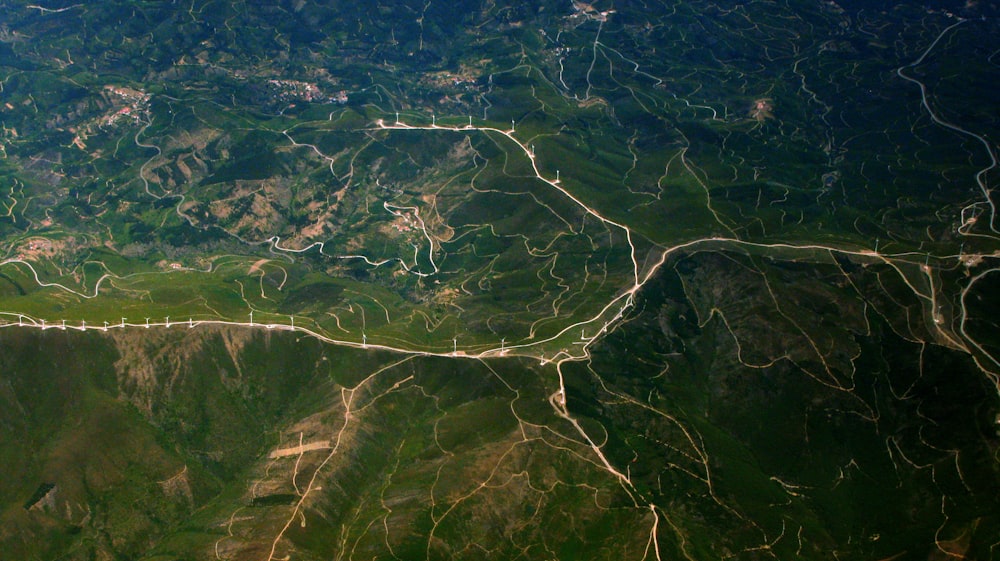 丘陵地の道路の航空写真