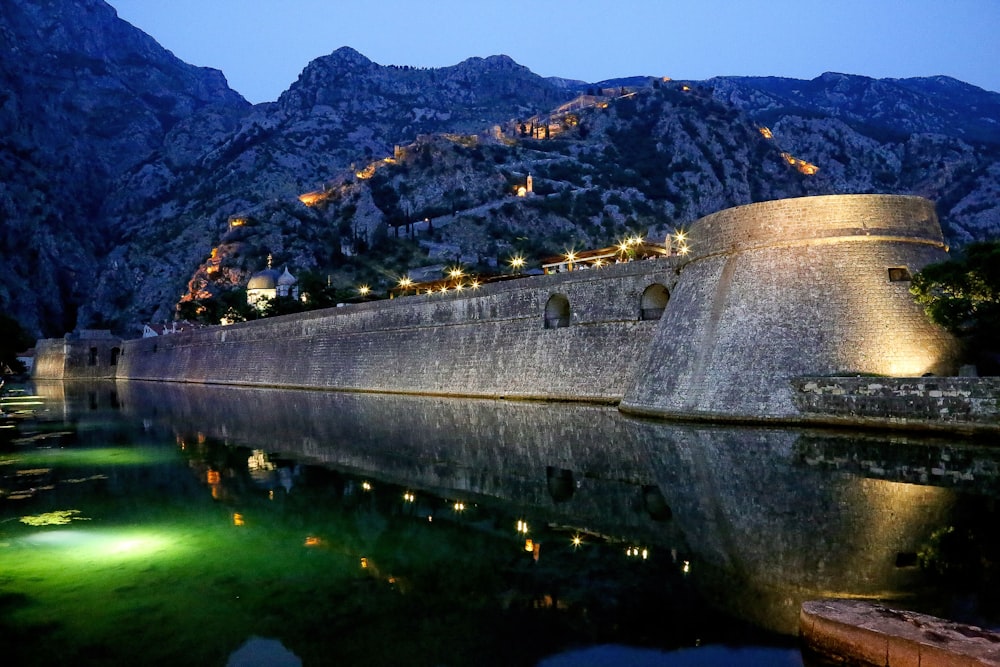 Castelo perto dos Alpes da Montanha