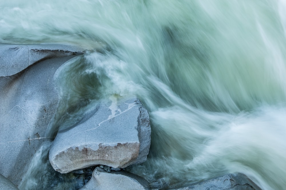 Fotografia time-lapse di frammento di roccia e specchio d'acqua