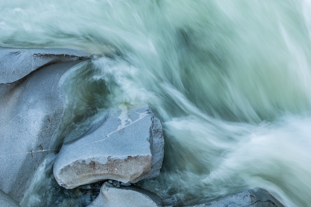 Zeitrafferfotografie von Gesteinsfragment und Gewässer