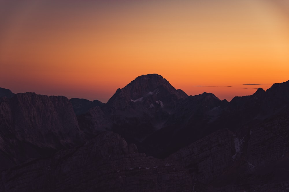 Le soleil se couche sur une chaîne de montagnes