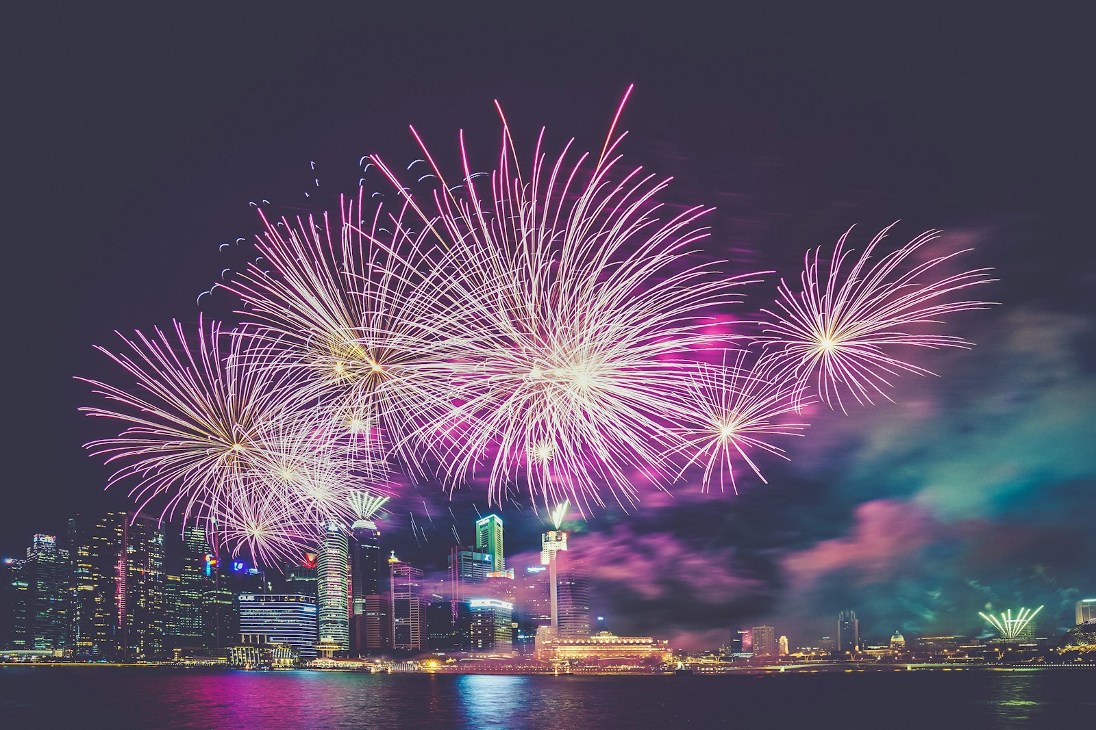 Sony a6000 + Sony E 10-18mm F4 OSS sample photo. Fireworks display at night photography