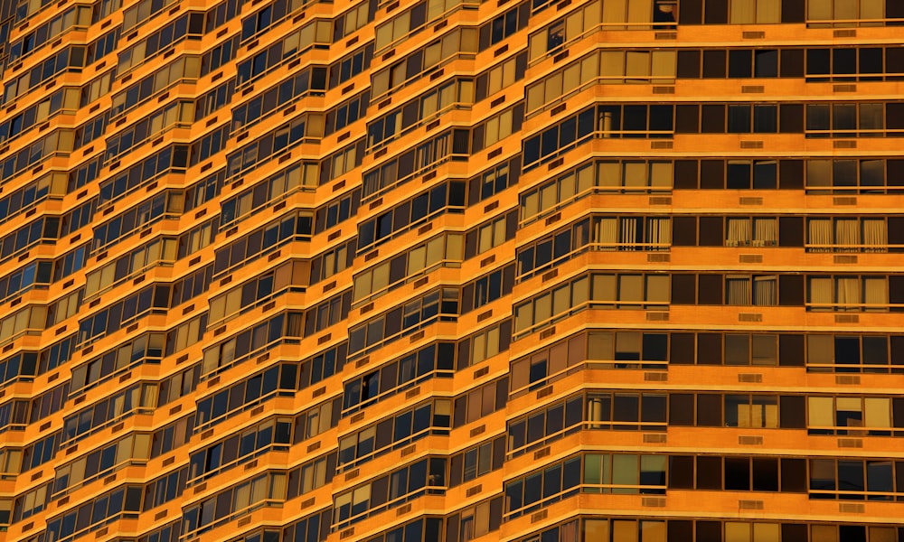 Bâtiment en béton orange