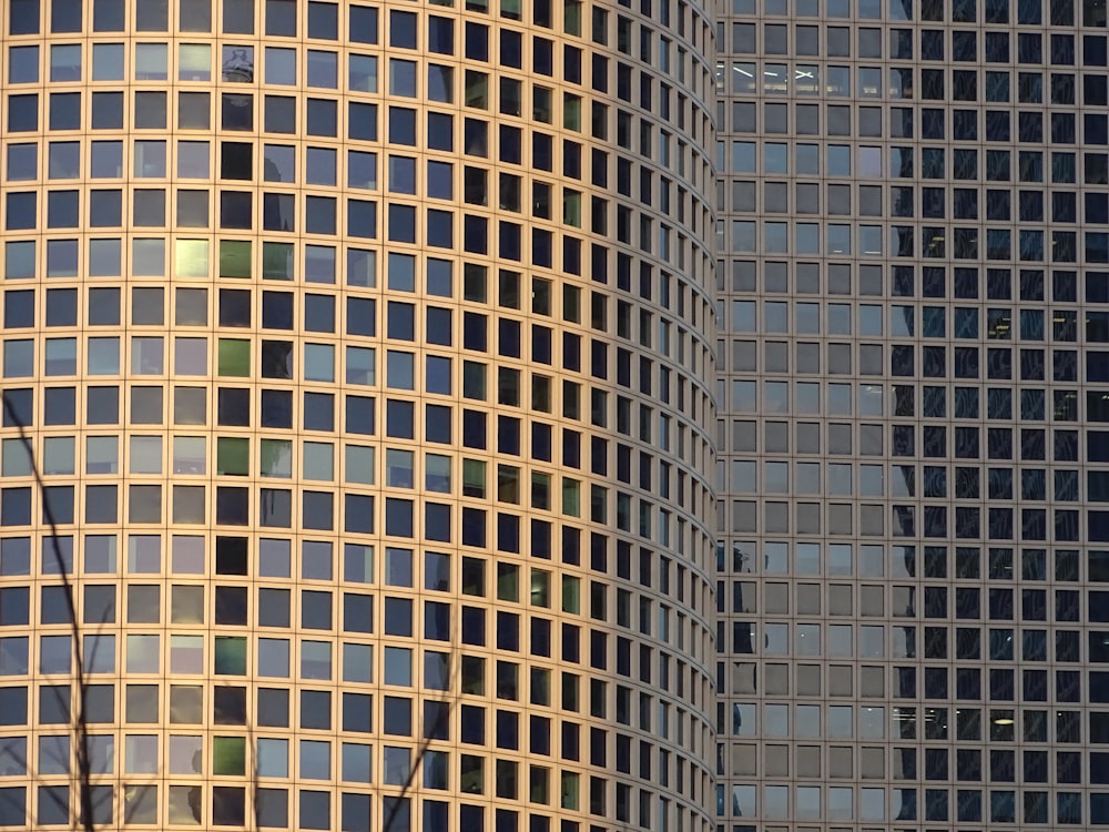 Construction de verre pendant la journée