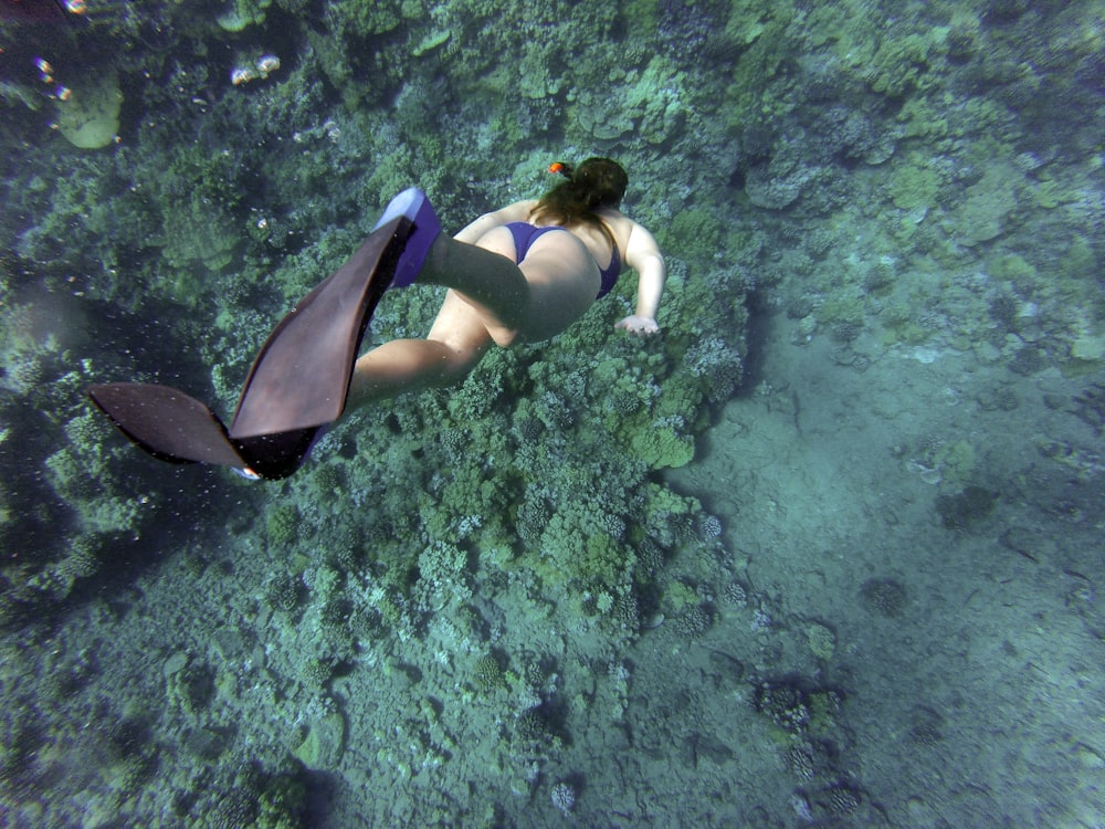 mujer buceando bajo el agua