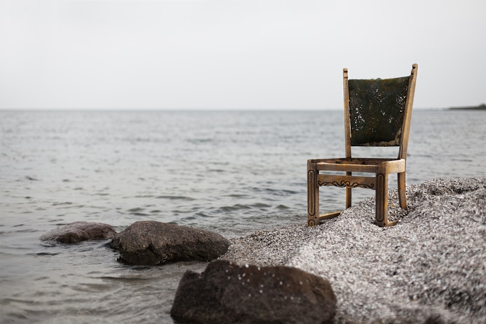 brauner Parsons-Stuhl aus Holz auf grauem Strandsand