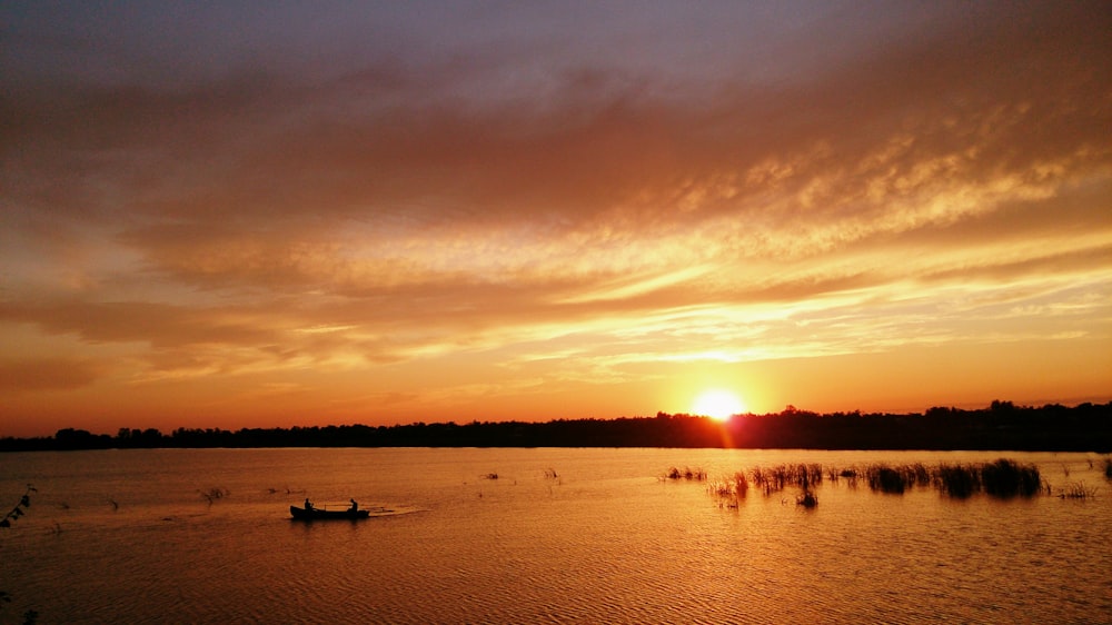 Foto eines Gewässers während des Sonnenuntergangs