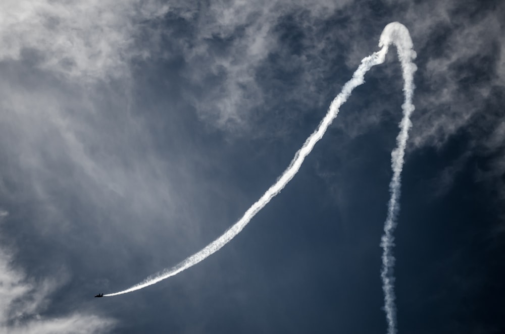 Photo d’un avion avec une queue de fumée