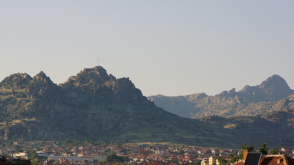 Brauner Berg mit Häusern während des Tages