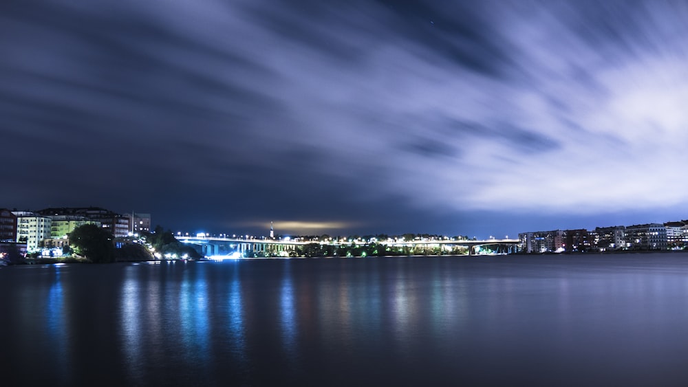 Ein Gewässer mit einer Stadt im Hintergrund