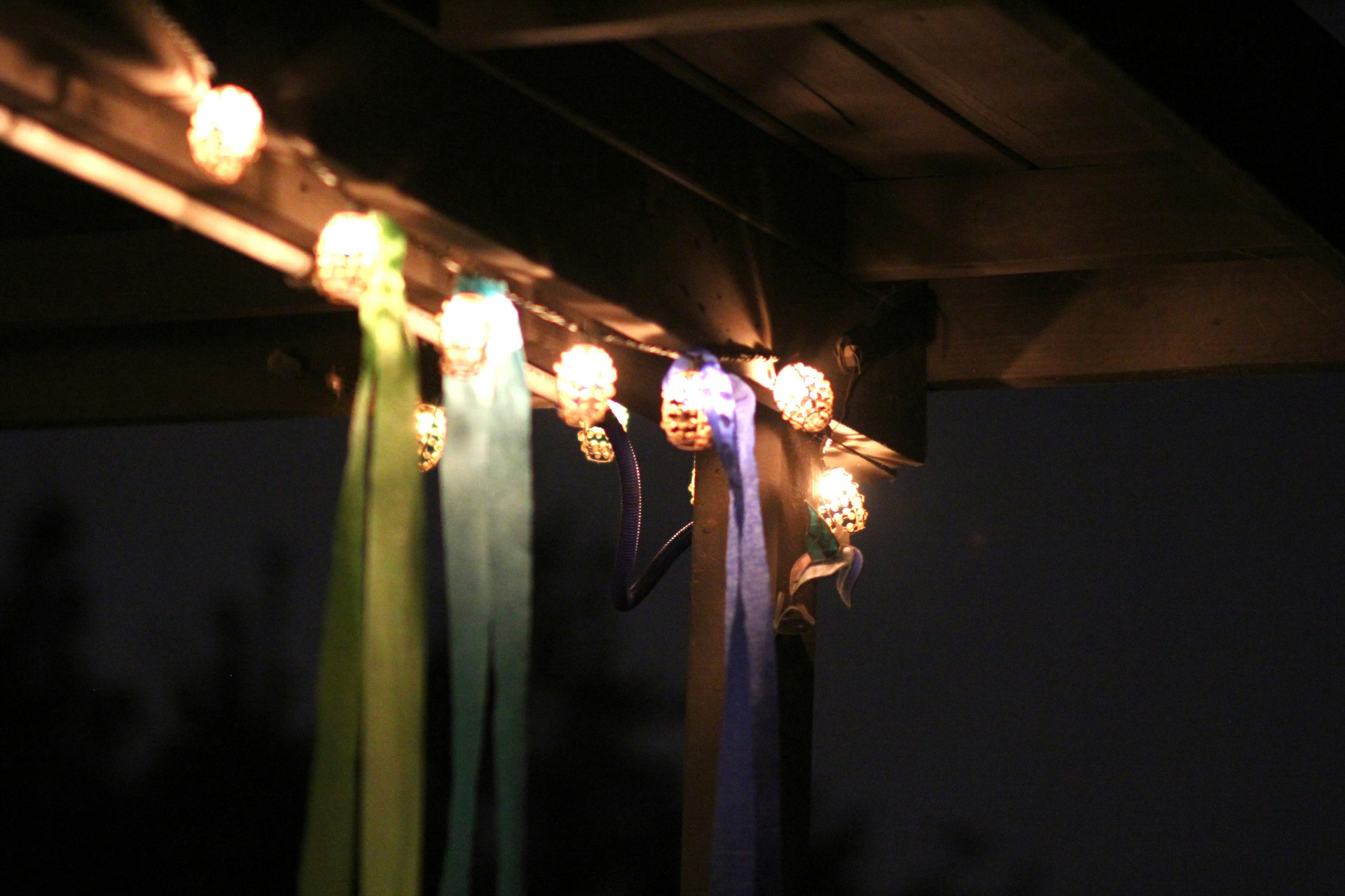 Praktikus megoldások fényfüzérek rögzítésére: Akasztó kampó tapadókoronggal