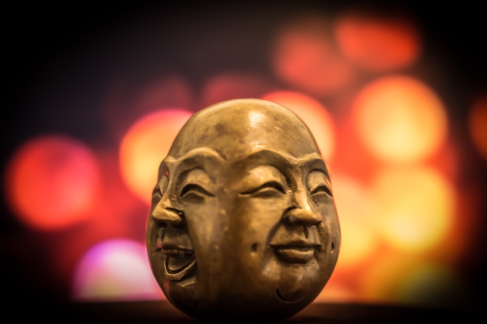 Photographie sélective de mise au point du décor de buste de Bouddha