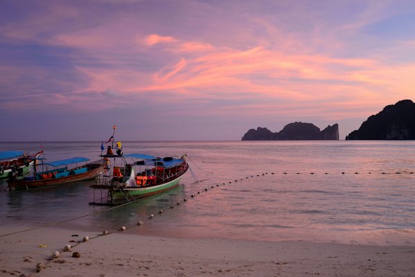 Green boat on beach during sunset — Koh Tao, Thailand