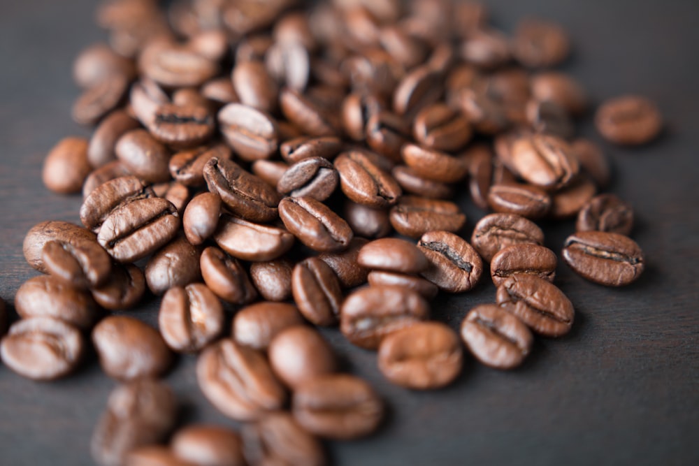 grains de café bruns sur une surface grise
