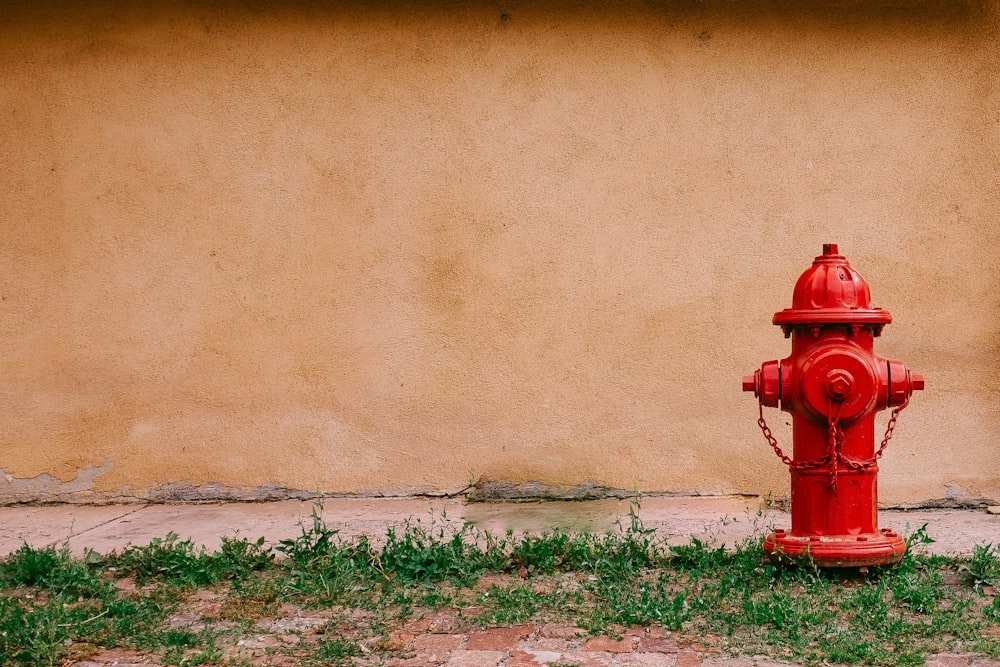 Borne d’incendie près d’un mur peint en beige