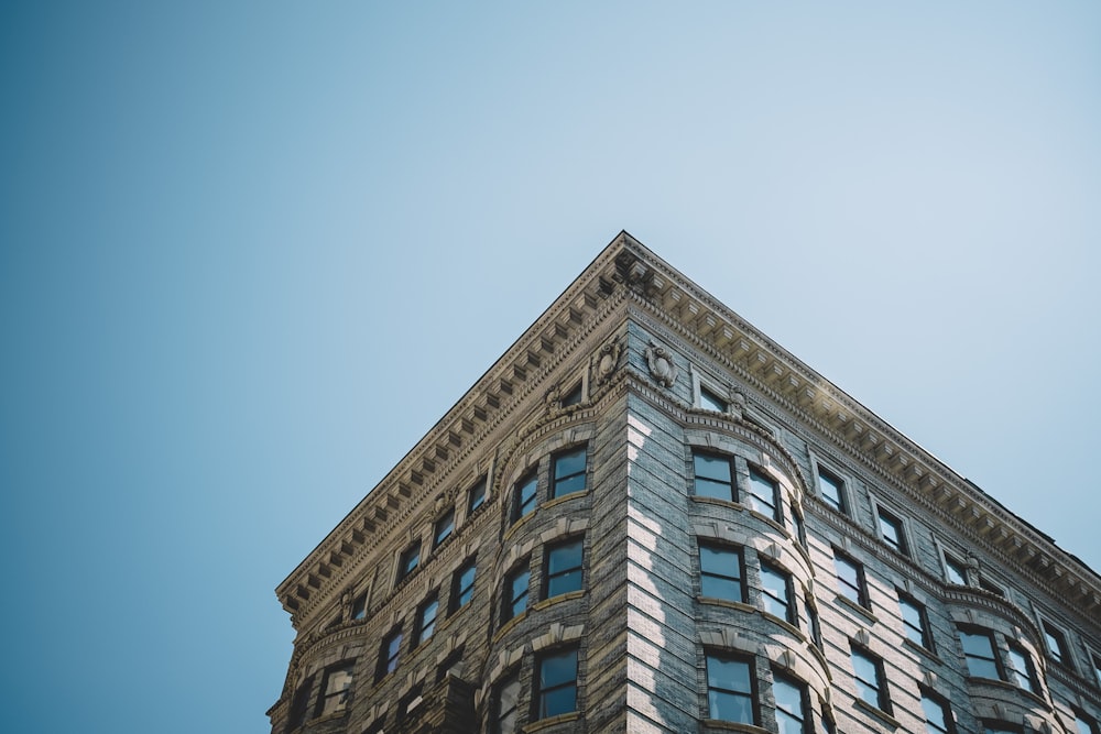 Edificio de hormigón marrón bajo el cielo azul durante el día