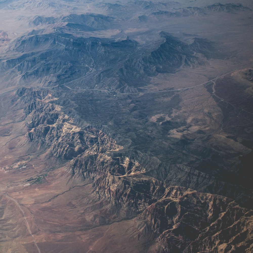 Photographie aérienne de chaînes de montagnes