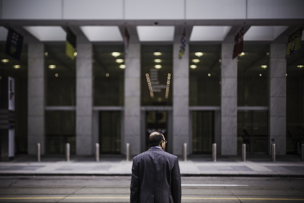 homem em pé na frente do edifício