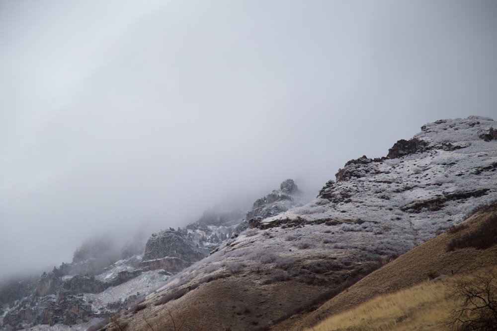 Chaîne de montagnes avec des brouillards